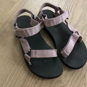 Teva Women’s Original Universal Sandal in Black & Lavender Color - EUC